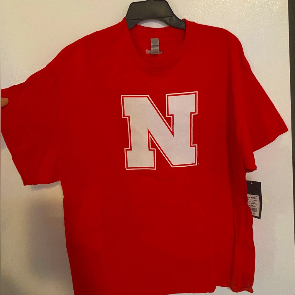 Nebraska Huskerss T-shirt With big white N on it.